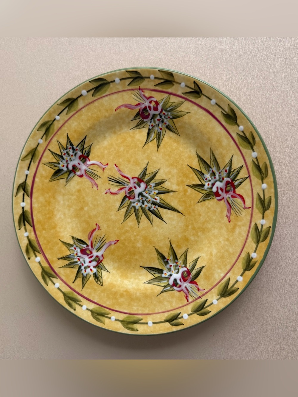 Retired Yankee Candle Christmas Holiday Plate 7.5” Berries & Bows